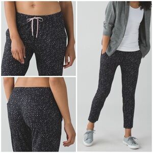 Lululemon Black Jet Crop (Slim) Luxtreme Size 6